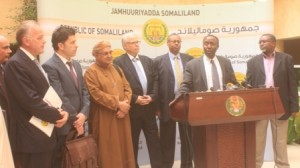Somaliland Energy minister Eng Duale pn the podium flanked by DNO Omani company and government officlas during the joint press briefing at the presidency in Hargeisa